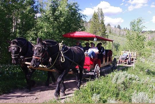 Hotel Parade Rest Ranch West Yellowstone Exterior foto